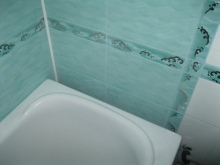 Голямо разстояние между ваната и стената