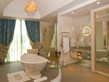 Lepa kopalnica z oknom.