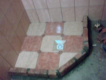 Scarico a pavimento al centro del canale della doccia