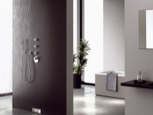 Scarico a pavimento nel muro