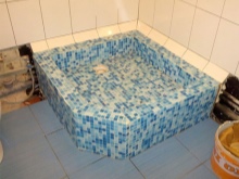 Finitura del piatto doccia a mosaico