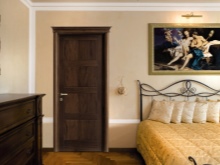 Тъмна дървена врата за баня