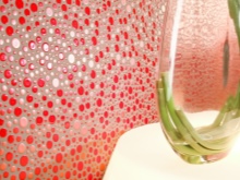 ベージュ地に赤のモザイク