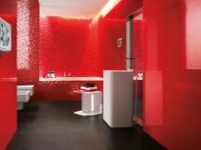 バスルームの赤いモザイクとタイル