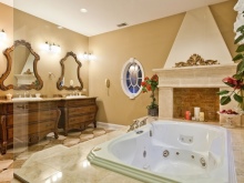 Mēbeles plašai vannas istabai.