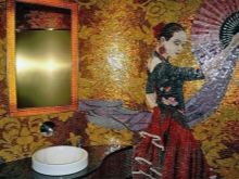 Tyylikäs mosaiikkilevy kylpyhuoneessa