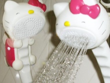 Lasten kissa suihkun pää