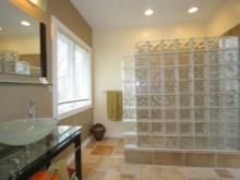 Skillevæg af glasblokke