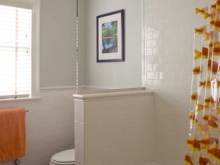 Skillevæg af mursten og glas