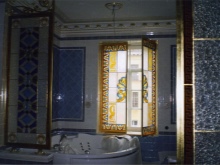 Badeværelsesvæg med farvet glas