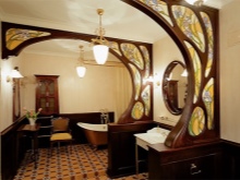 Dekorative skillevægge med blyindfattede glasvinduer