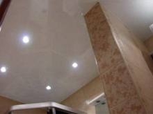 Soffitto bianco lucido in bagno con luci a soffitto