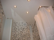 Soffitto bianco in bagno