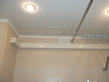 Soffitto del bagno bianco con faretti a soffitto