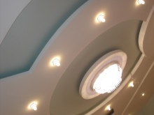 Affascinante controsoffitto con faretti a soffitto