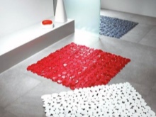 Variedad de colores de alfombras de goma para el baño