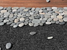 Coloca los guijarros en la superficie