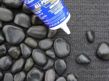 Pegar las piedras a la superficie