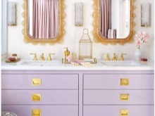 Lila fürdőszoba arany részletekkel