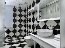 Šaha dēļu flīzes vannas istabā