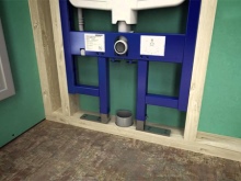 Namestitev predstenske inštalacije na leseni okvir