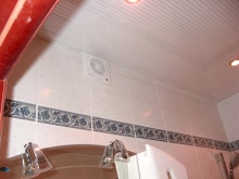 Tuuletin kylpyhuoneessa