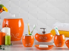 Combinación de colores brillantes en los accesorios de plástico para el baño