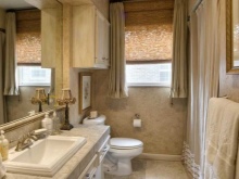 Accesorios de baño colocados de forma funcional