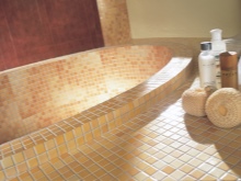 Bézs üvegmozaik a belső térben