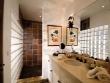 Bézs csempe a fürdőszobában