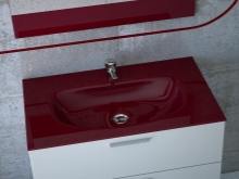 Bordó červené umyvadlo s bílým nábytkem