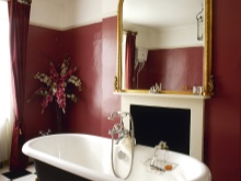 Vínová béžová v koupelně