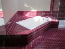 Béžová a bordó koupelna