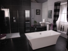 Tyylikkäät mustat laatat