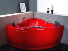 Raudonas akcentas vonios kambaryje