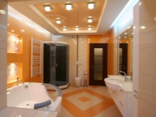 Oranžinės ir baltos spalvos vonios kambarys