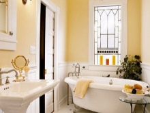 Geltonos ir baltos spalvos vonios kambarys