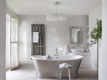 Baltas vonios kambarys su pilkais akcentais