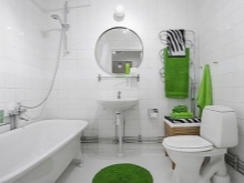 Baltas vonios kambarys su spalvingais aksesuarų akcentais