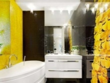 Geltonas vonios kambarys su juodu kontrastu