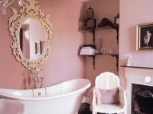 Gražus rožinis Provanso vonios kambarys