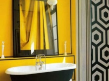 Geltonas vonios kambarys su juodu dekoru
