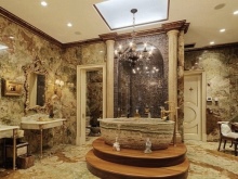 Visi rudos spalvos atspalviai vonios kambaryje 