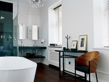 Dviejų spalvų derinys vonios kambaryje.