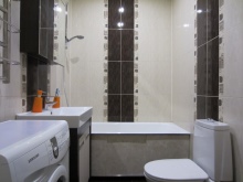 Vonios kambario apdaila, skirta vizualiai padidinti vonios kambarį