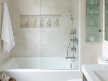 Šviesus vonios kambarys su paprastu dekoru