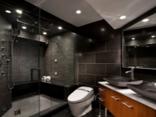 Juodos ir medžio derinys vonios kambaryje