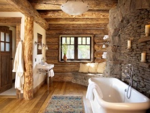 Lepa lesena kopel s kamnom.