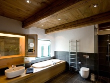 Bogata struktura lesene kopeli