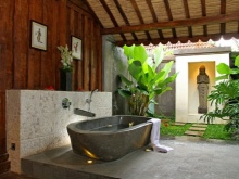 Unusual plumbing in a Japanese style bathtub